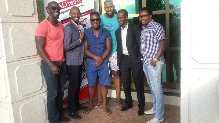 Frank Joe na bagenzi be bari kumwe muri BBA2014 bari kumwe n'umuyobozi wa Kigali Today n'abandi ku biro bya Kigali Today.