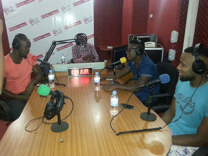 Frank Joe (wambaye umutuku), Nhlanhla (wambaye agapira) na Permithias (wambaye ishati) mu kiganiro evening Croze kuri KT Radio gikorwa na Shyne.