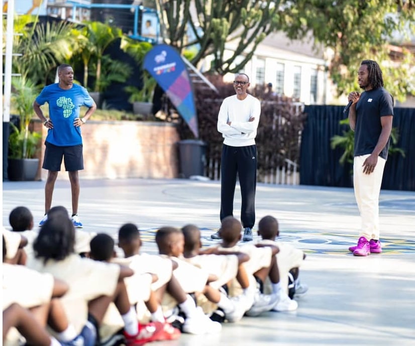 Perezida Kagame yashimiye Umunyamerika Kawhi Leonard urimo gutoza abana Basketball