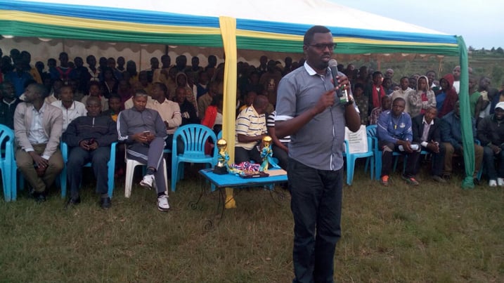 Umuyobozi w'akarere ka Nyaruguru wungirije ushinzwe ubukungu Antoine Bisizi , yabasabye kwitabira SIporo kurushaho