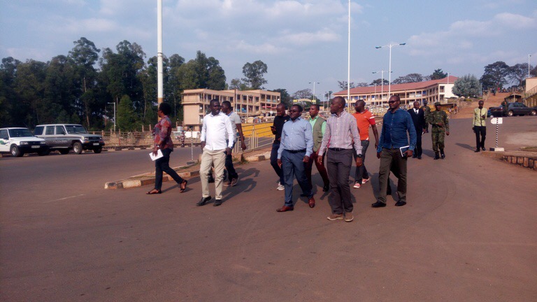 Minisitiri w'Ubucuruzi n'Inganda hamwe n'itsinda rimuherekeje basura uko ibikorwaremezo byifashe muri Huye