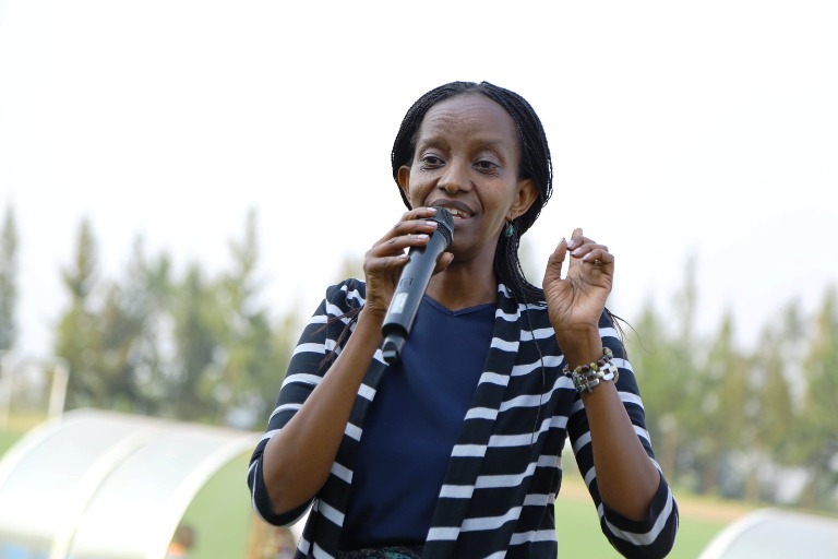 Béatrice Cyiza, umuyobozi mukuru ushinzwe ibidukikije n'imihindagurikire y'ibihe muri Minisiteri y'Ibidukikije, avuga ko nk'uko imihindagurikire y'ibihe igera kuri bose, no kuyirwanya bireba buri wese