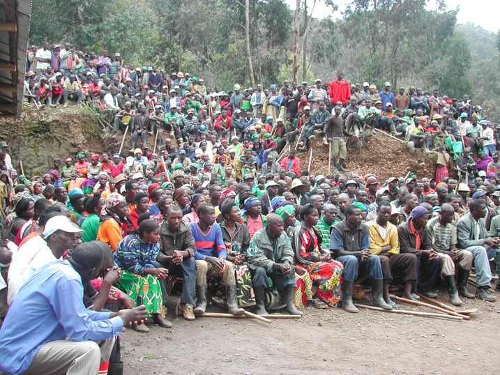 Abaturage bemeza ko umuganda ari ingirakamaro dore ko ugiye kubaca ku guheka mu ngombyi bagana kwa muganga.