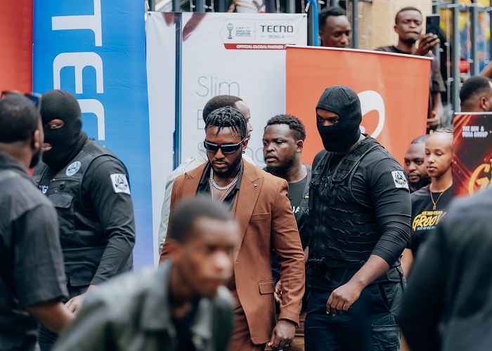 Uku niko The Ben yahageze agaragiwe n'abashinzwe kumurindira umutekano