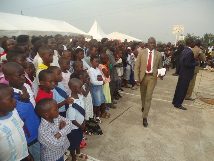 Benshi batahanye agakiza. Aba ni abari baje ngo basengerwe.