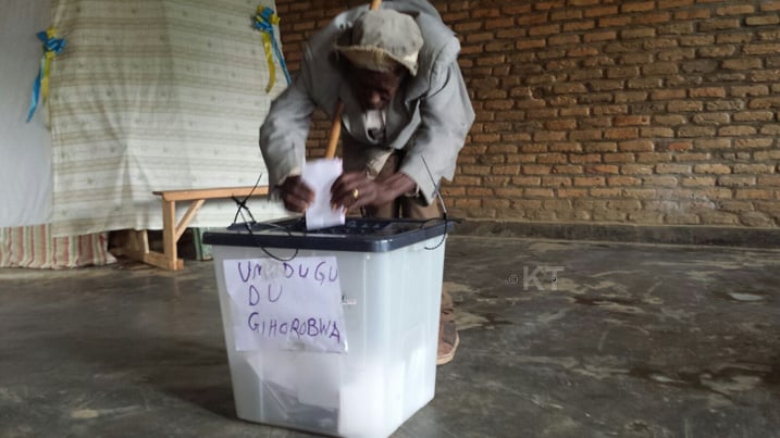 Benshi mu batoye bagendeye ku mafoto ni abageze mu zabukuru