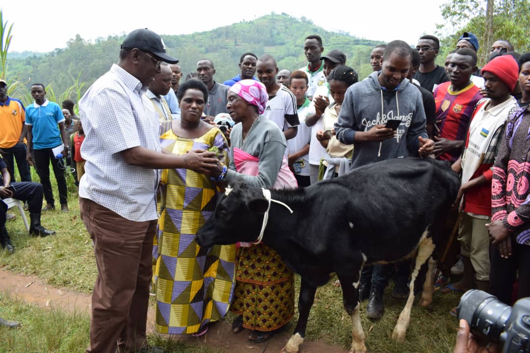 Bernard Makuza Umuyobozi wa SENA aganira n