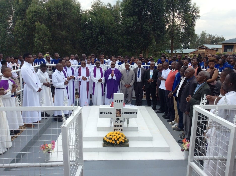 Bibutse Padiri Bourguet, biyemeza gushyira imbaraga mu kigega bamwitiriye