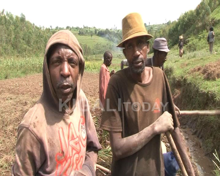 Bidorosi na Ndayisaba (uwambaye ingofero) babana mu itsinda bakanahingira hamwe.