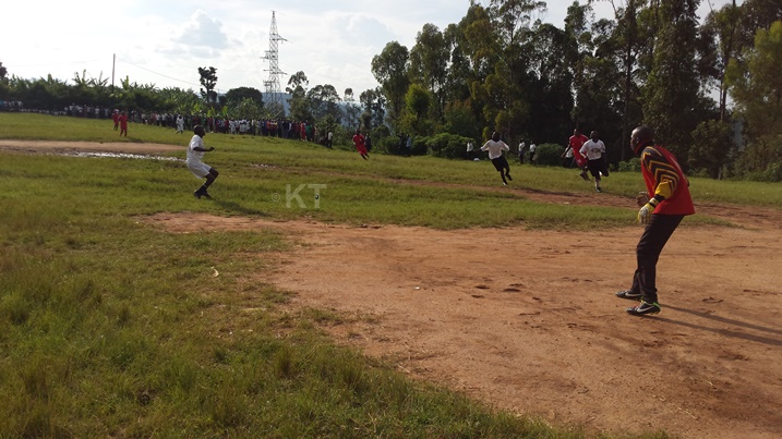 Muri iki kibuga, bahakiniye umupira w'amaguru.