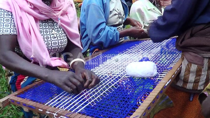 Bihangiye igikoresho kibafasha kuboha imipira n