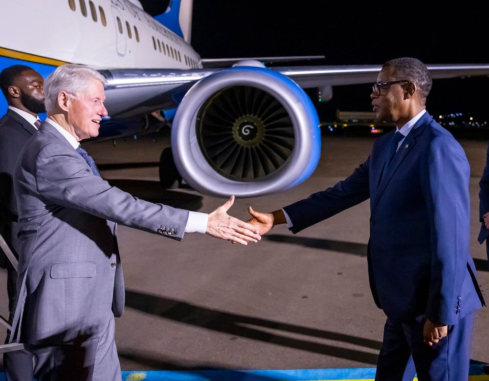 Bill Clinton n'intumwa bari kumwe bakiriwe n'Umunyamabanga wa Leta muri Minisiteri y'Ububanyi n'Amahanga, Gen (Rtd) James Kabarebe 
