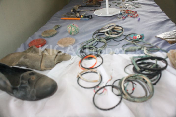 Bimwe mu bikoresho bihari (imirimbo, amasaha, inkweto, amafaranga, ibyangombwa n