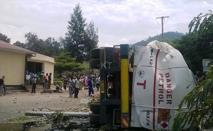 Bimwe mu bikamyo byagiye bigwa mu bitaro bya Rubavu kubera kubura Feri.