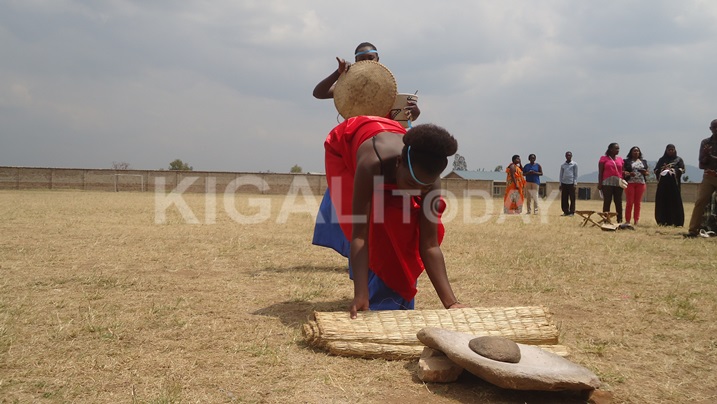 Bimwe mu byo bakoze ku munsi w'umuganura byakumbuje benshi umuco Nyarwanda.