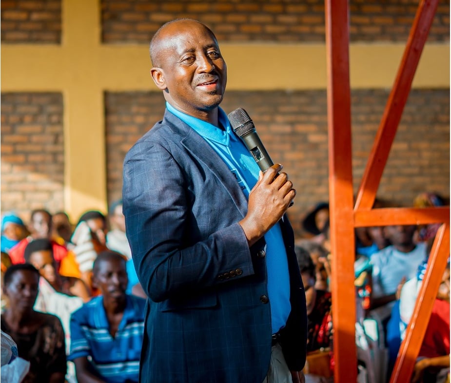 Visi Meya Matsiko yasabye abaturage gufata neza amashyiga bahawe