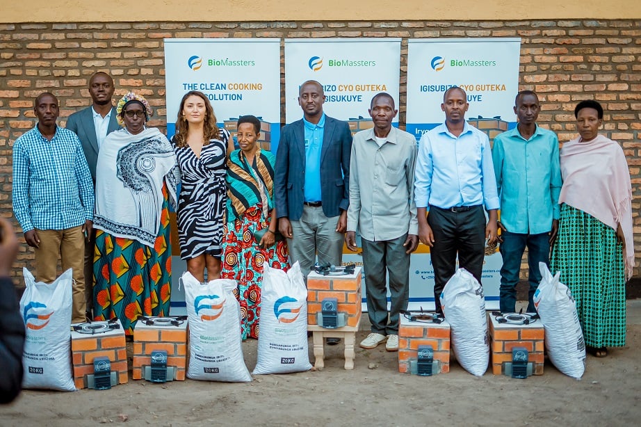 Abaturage bishimiye amashyiga ya kijyambere bahawe