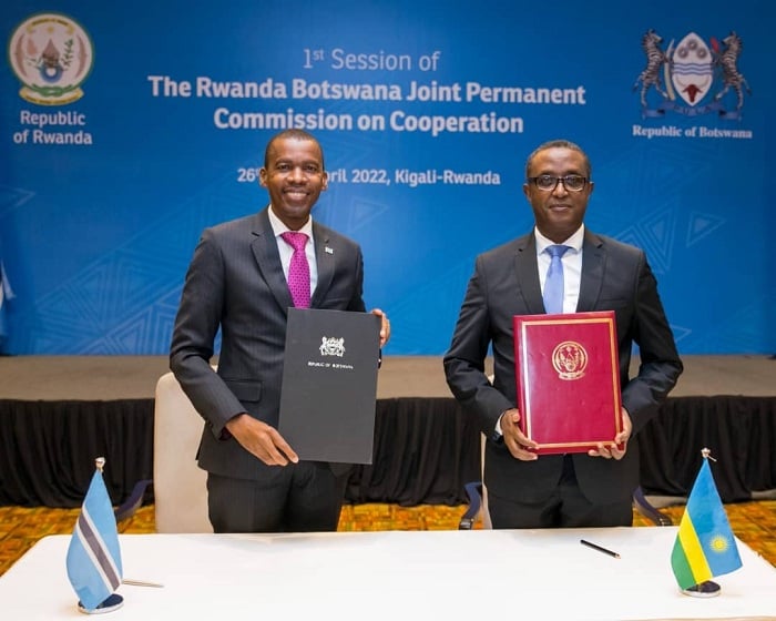 Minisitiri Dr Vincent Biruta na mugenzi we wa Botswana, Hon. Dr. Lemogang Kwape