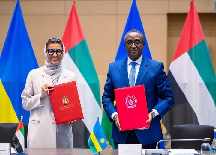 Noura bint Mohammed Al Kaabi na Minisitiri Biruta basinye amasezerano y'ubufatanye