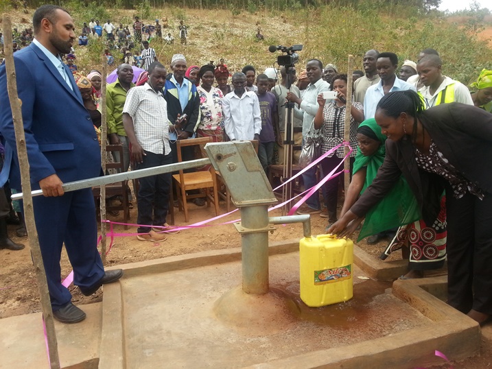 Abaturage bagiye kujya bavoma amazi meza ku ivomero bahawe.