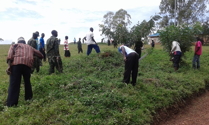 Batemye ibihuru n'ibigunda mu rwego rwo kwitegura kwibukira ahantu hasa neza.