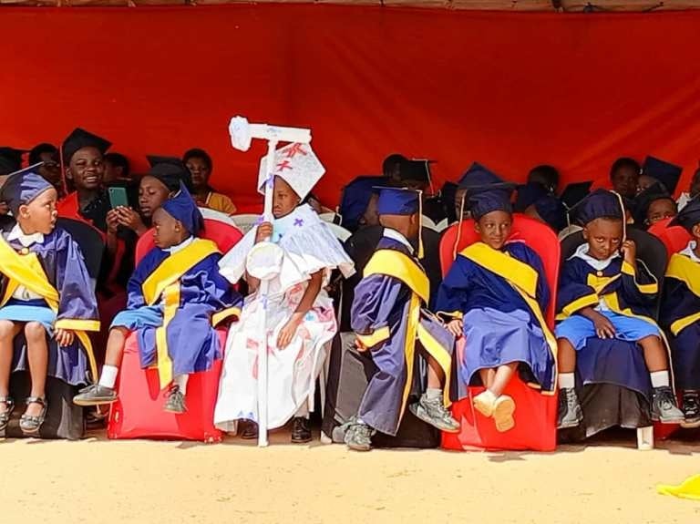 Yari yambaye nka Bishop
