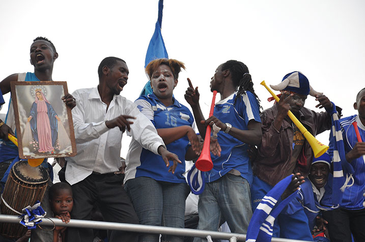 Abafana bari bitwaje ishusho ya Bikiramariya.