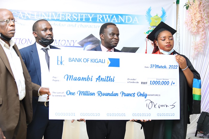 Banki ya Kigali yahembye abanyeshuri babiri bahize abandi buri wese akaba yahembwe Miliyoni imwe 