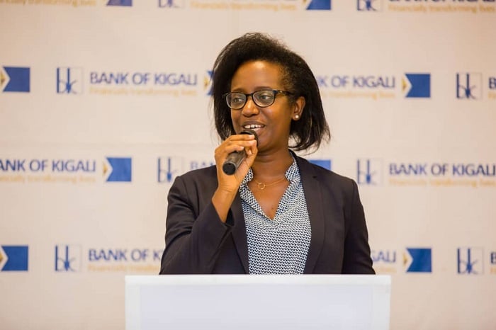 Dr Karusisi yemeje amasezerano bagiranye na Agahozo Shalom Youth Village, y'uko BK izajya ibaha miliyoni 300 buri mwaka
