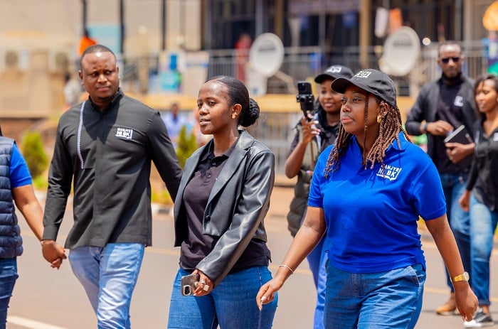 Abakozi ba BK barimo Daniella Nyamwasa (uwa mbere iburyo) na Anne Marie ushinzwe ibijyanye na gahunda ya Kataza na BK (hagati) bari mu itsinda ryasuye abakiriya ba BK bo Turere twa Kirehe na Ngoma