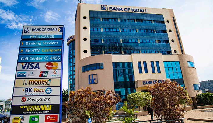 Banki ya Kigali yagabiye inka ba Musenyeri Nzakamwita na Musengamana