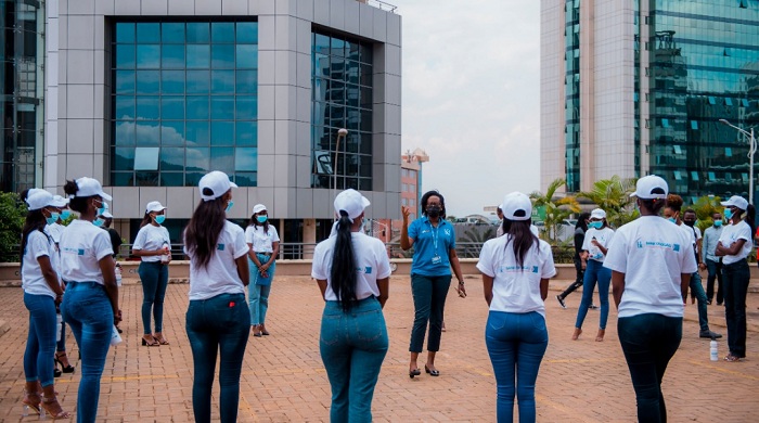 Umuyobozi Mukuru wa Banki ya Kigali, Dr. Diane Karusisi aganira n'abakobwa bahatanira ikamba rya Nyampinga wa 2021