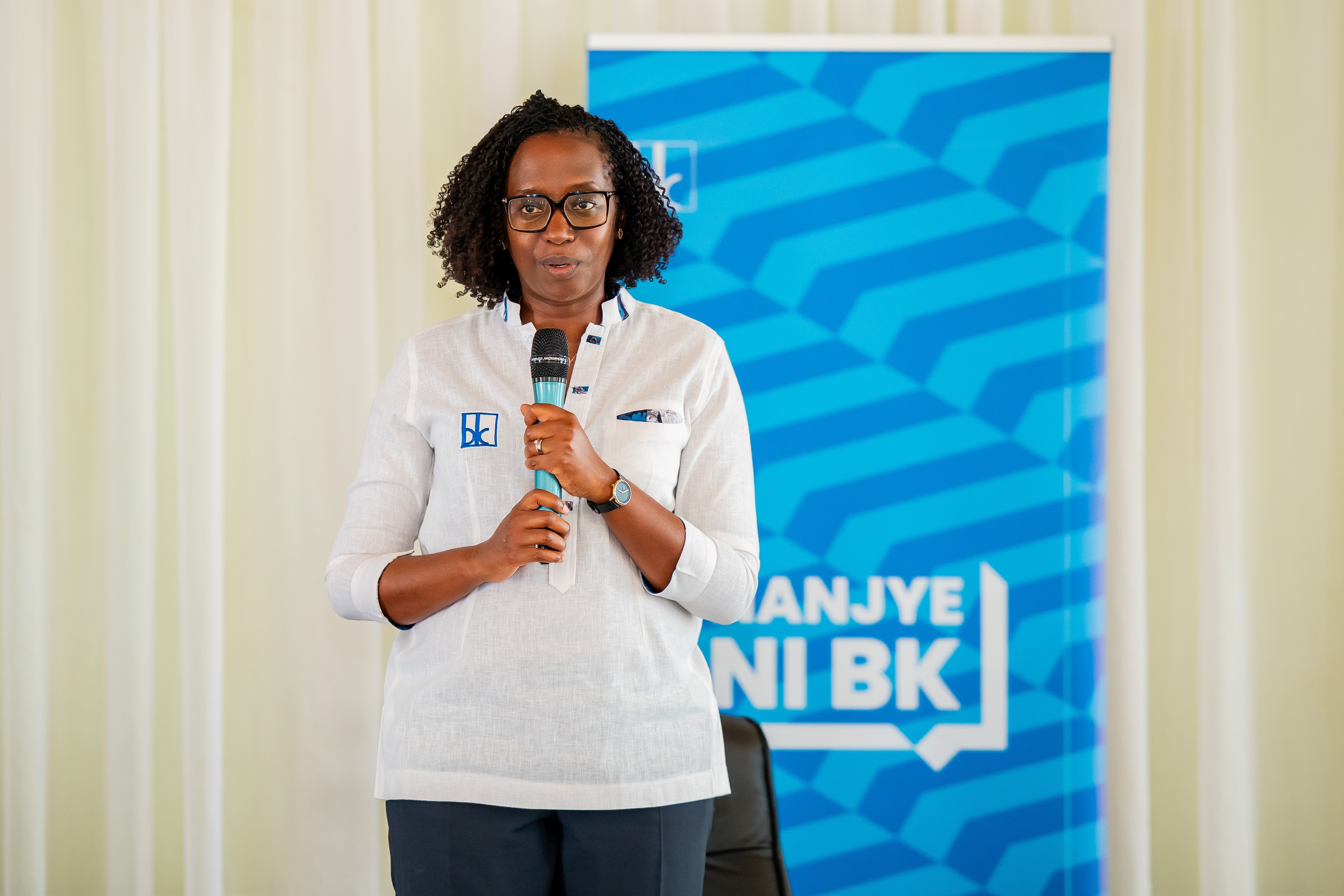 Dr. Diane Karusisi yijeje abakiriya ba BK ko bagiye kurushaho kunoza no kwihutisha serivisi batanga