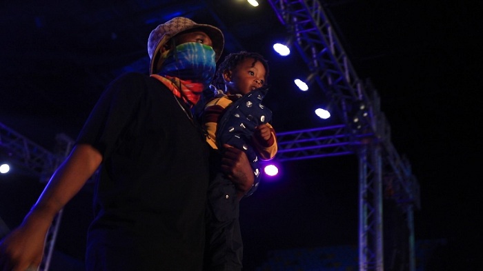 Bushali yazanye n'umuhungu we Full Moon ku rubyiniro