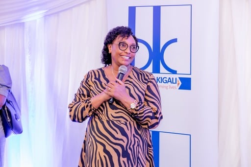 Minisitiri Uwamariya avuga ko buri kigo gikwiye kugira icyumba cy'umubyeyi