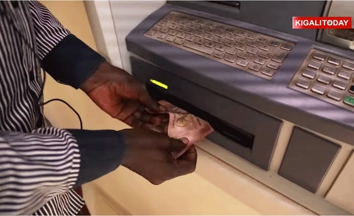 Aha yari abikuje ku cyuma (ATM) ibihumbi icumi by'Amafaranga y'u Rwanda