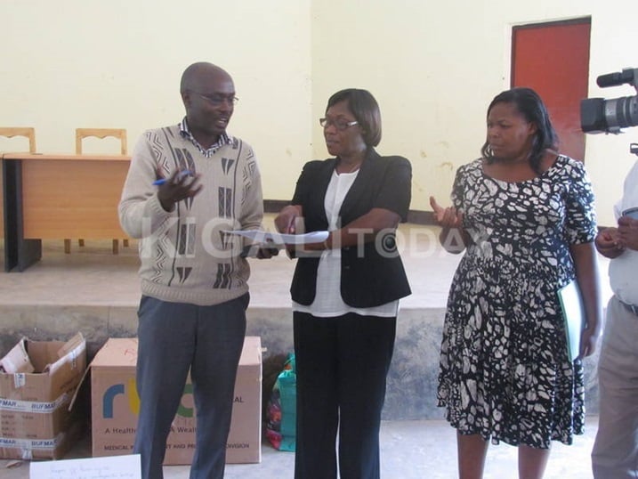 Abayobozi basobanurira Dr. Mukabaramba ibibazo byabayeho mu gushyira abaturage mu byiciro by