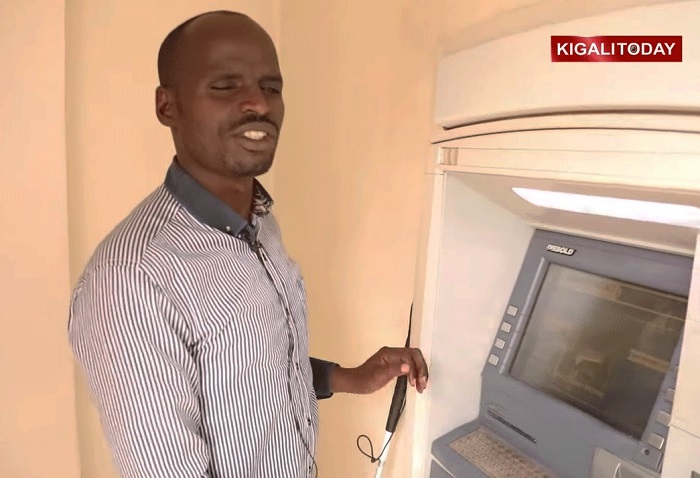 Mugiraneza azi gukoresha imashini (ATM) mu kubikuza amafaranga