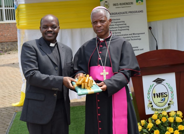 Umuyobozi mushya wa INES-Ruhengeri Padiri Jean Bosco Baribeshya yahawe ikaze ku mirimo mishya na Musenyeri Harolimana Vincent