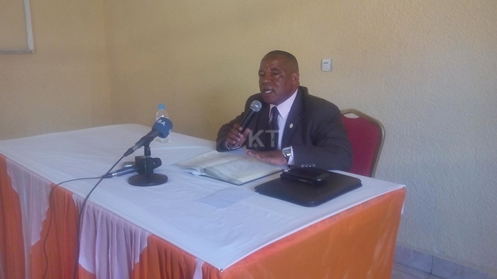 Guverineri Bosenibamwe avuga ko barwanye intambara yo kugeza ku baturage amazi meza.