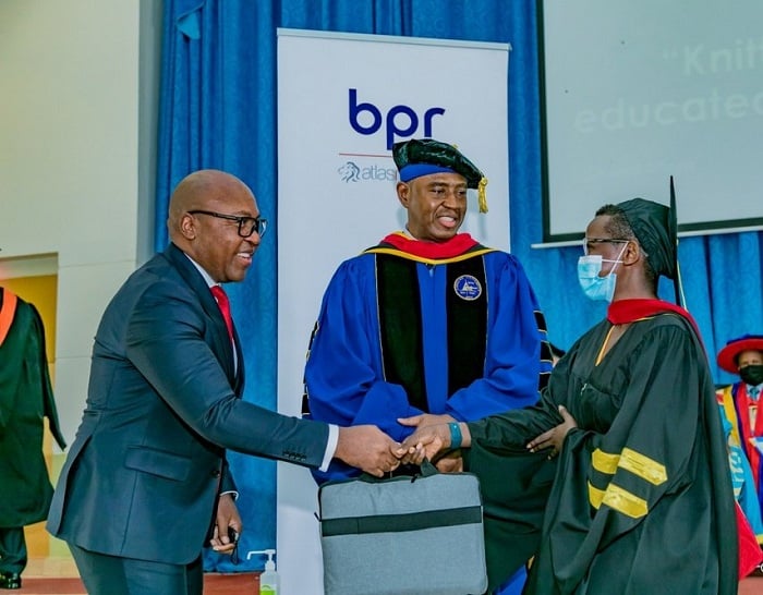 Umwe mu banyeshuri yakira igihembo cya BPR