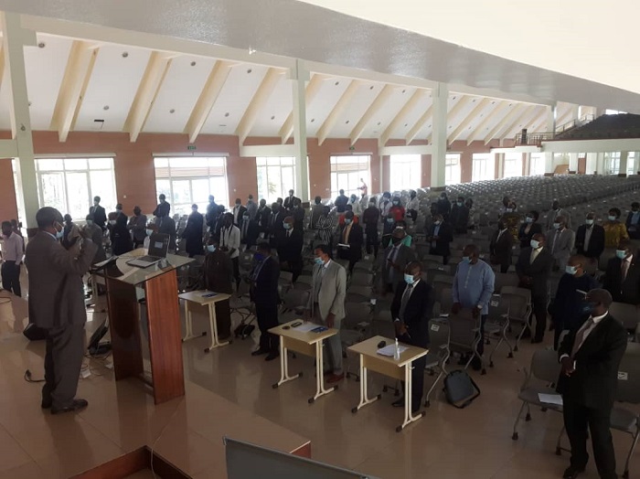 Abayobozi mu nzego zitandukanye z'itorero ry'Abadivantisiti b'Umunsi wa karindwi n'abakozi ba BPR mu isengesho mbere yo gutangira inama 