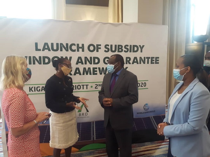 Uhereye iburyo: Umuyobozi Mukuru wa BRD, Kampeta Sayinzoga, Minisitiri Gatete wa MININFRA hamwe n'abahagarariye Banki y'isi na SIDA mu Rwanda