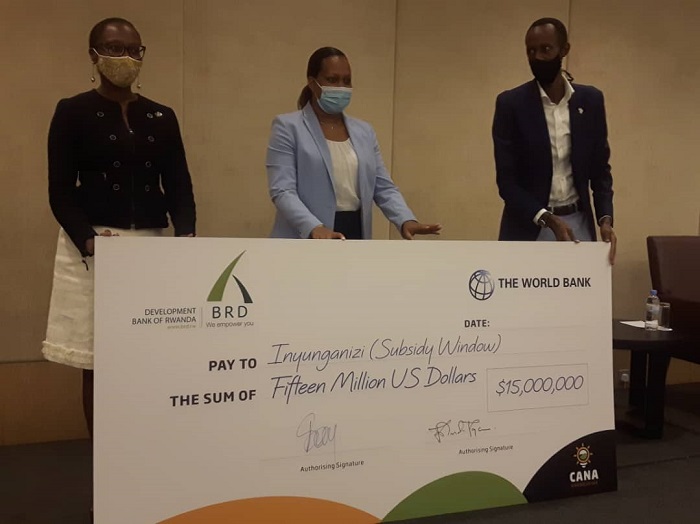 Banki y'isi yatanze inguzanyo y'Amadolari miliyoni 15 yo gufasha abaturage badafite amikoro ahagije kubona amashanyarazi mu ngo