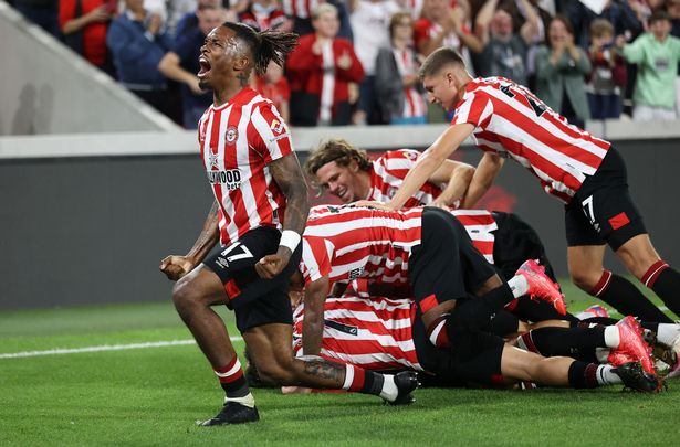 Abakinnyi ba Brentford bishimiye gutsinda Arsenal
