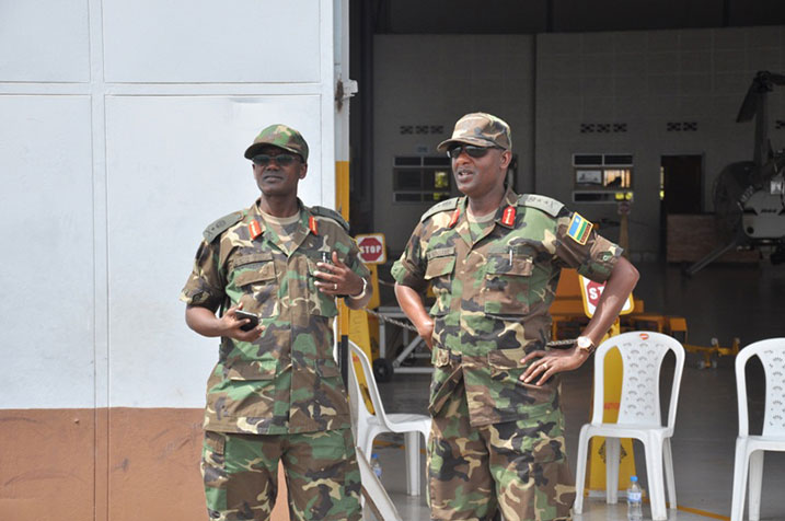 Brig. Ben. Joseph Nzabamwita na Maj. Gen Alex Kagame bategereje ko indege izanye ingabo z'u Rwanda ihagera.