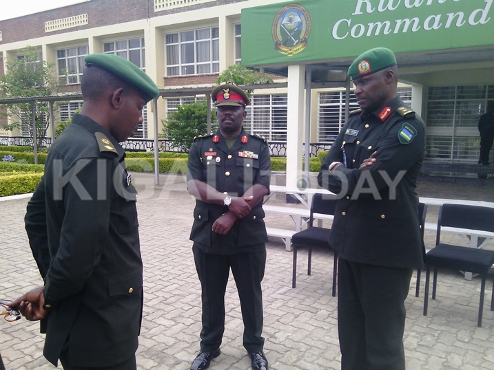 Brig. Gen. Karamba aganira n'abarimu b'ishuri nyuma yo gufungura amasomo.