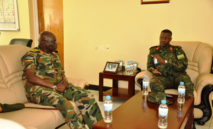 Brig. Gen. Charles Karamba, iburyo, agirana ibiganiro n