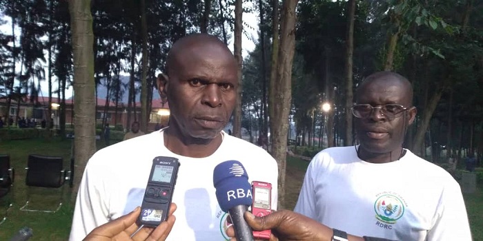 Brig Gen Mberabahizi David (ibumoso) na Col Musabyimana Narcisse barishimira uko bakiriwe bageze mu Rwanda