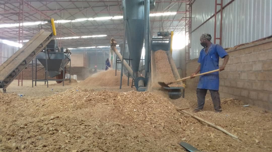 Briquettes zikorwa mu ibarizo n'uruganda rwitwa OAK Investment